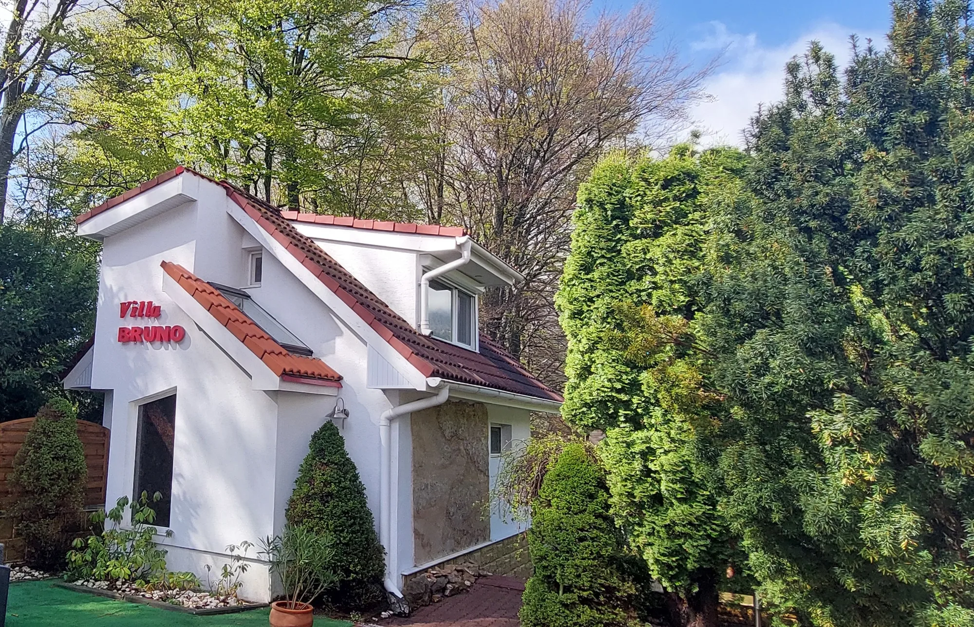 Vila Bruno exterior primăvară